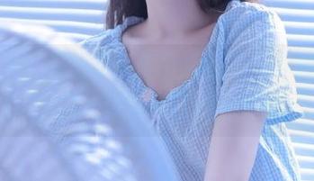 尤果网 - 观看芊小童空姐写真，绽放原图魅力，领略摄影艺术之美