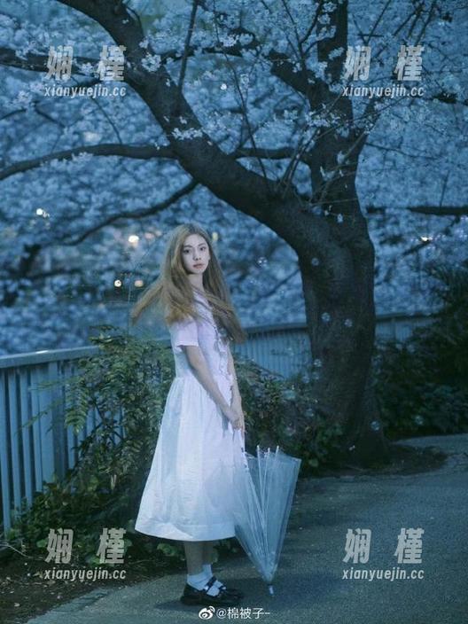 尤果网 - 探索靳宝校服摄影：原图与图集中的青春故事