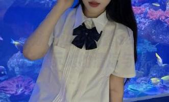 尤蜜荟 - 在泳池边的娜露selena：精选图片展示她的清凉与优雅