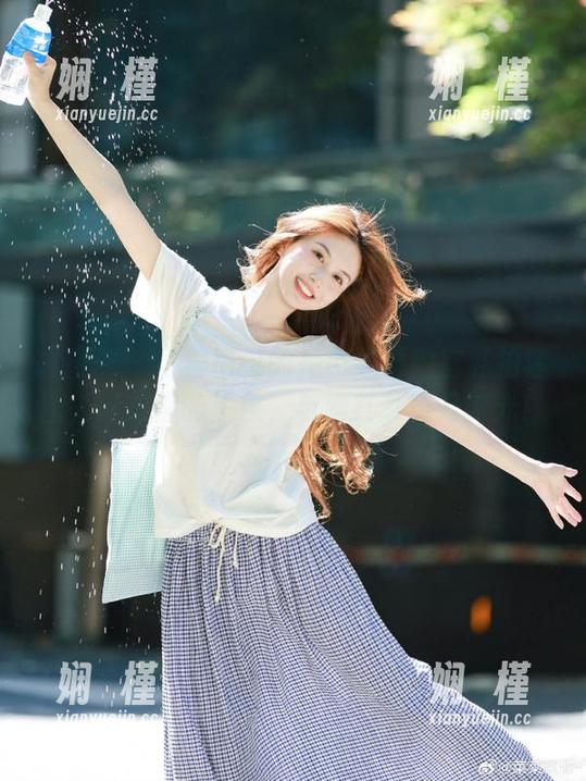 尤蜜荟 - 不容错过的是小逗逗教室私拍套图，释放你的想象，与她共赴美好时光！