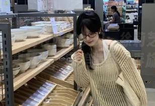 微密圈 - 再现校园的梦幻：徐莉芝校服写真作品集精选，完美演绎青春旋律！