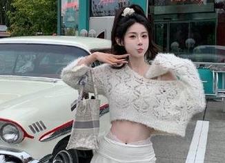 细腻与性感交融：慕丝女郎公园包臀裙肉丝资源写真合集，倾城之美随手可得！