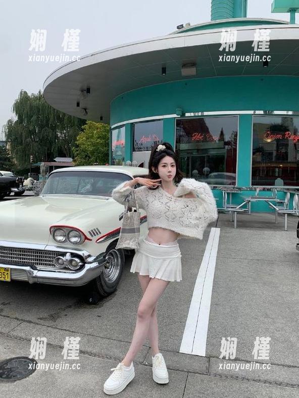 细腻与性感交融：慕丝女郎公园包臀裙肉丝资源写真合集，倾城之美随手可得！