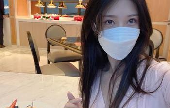 令人惊艳！抖娘利世的最新粉色西装写真照片赏析