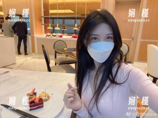 令人惊艳！抖娘利世的最新粉色西装写真照片赏析