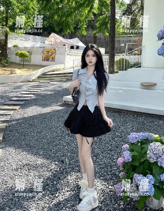 微密圈 - 一起欣赏无敌哒小姨妈的华丽礼服，她的写真图包令人惊叹