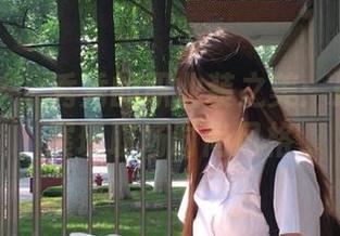 月下摄影 - 秀秀的职业装之美：最新美图展现职场时尚风格
