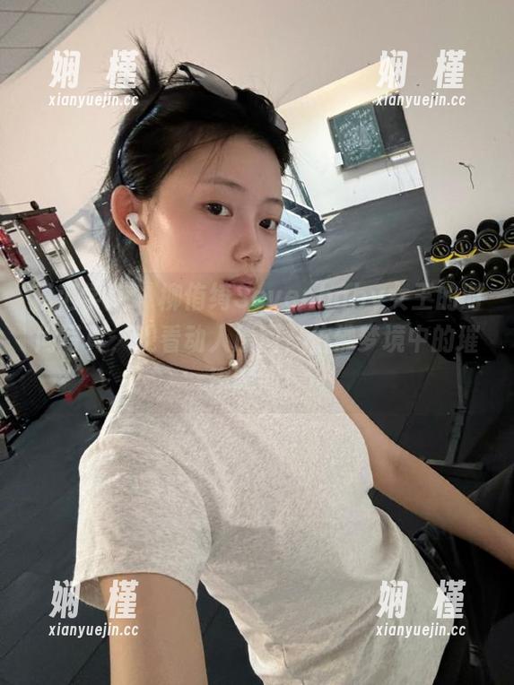 模范学院 - 柳侑绮Sevenbaby女王的时尚写真，观看动人原图，仿佛梦境中的璀璨瞬间！