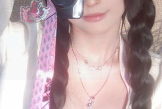 在线呈现清水由乃的粉色写真合集，甜美与柔和的完美结合