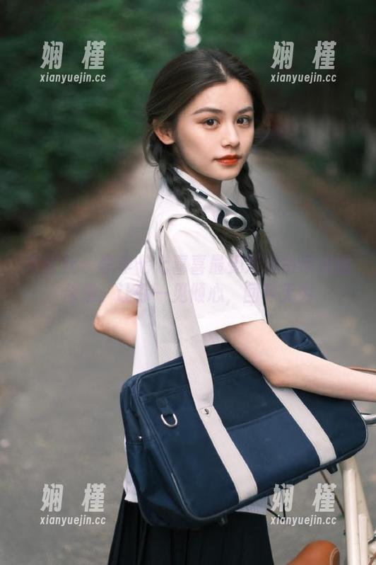 爱蜜社 - 李李七七喜喜最受欢迎吊带美图合集：让你一见倾心，回味无穷
