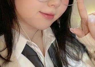 尽情观看皮皮奶可可爱了啦的灰丝写真合集，感受她的艺术品味与灵动魅力