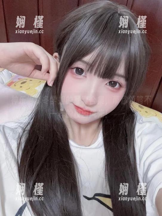 神乐坂真冬学姐的写真合集，带你领略不一样的校园风光！