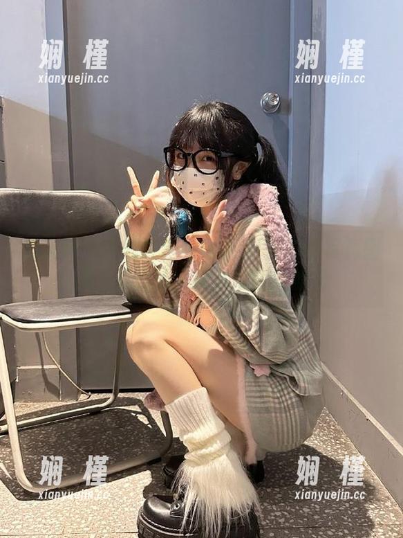 秀人网 - 不同寻常的Niki可雅肉丝写真图集，让你的心跳频率瞬间加速