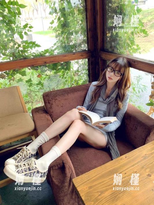 秀人网 - 观看利世的白衬衫写真合集，演绎青春与活力的新风尚！
