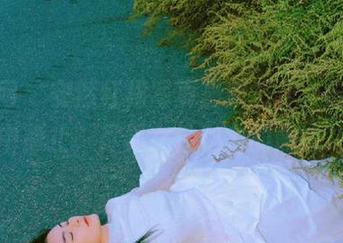 秀人网 - 安然红裙写真最新力作，时光在优雅中静止，尽显女性魅力的巅峰之作！