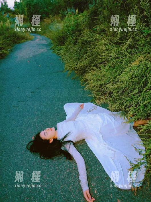 秀人网 - 安然红裙写真最新力作，时光在优雅中静止，尽显女性魅力的巅峰之作！