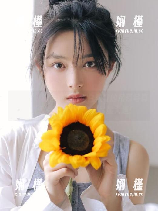秀人网 - 时尚先锋小小白思宜的吊带写真，图包免费下载，魅力尽显无遗！