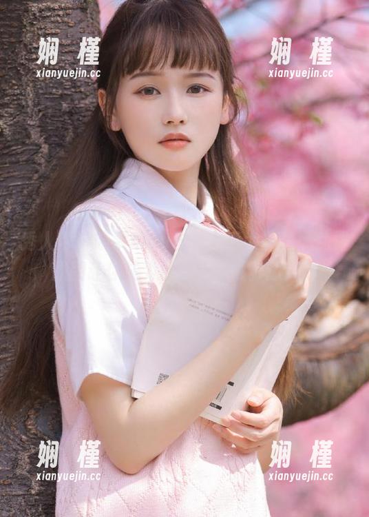秀人网 - 晓梦may户外写真大揭秘：免费原图让你成为朋友圈的摄影达人！