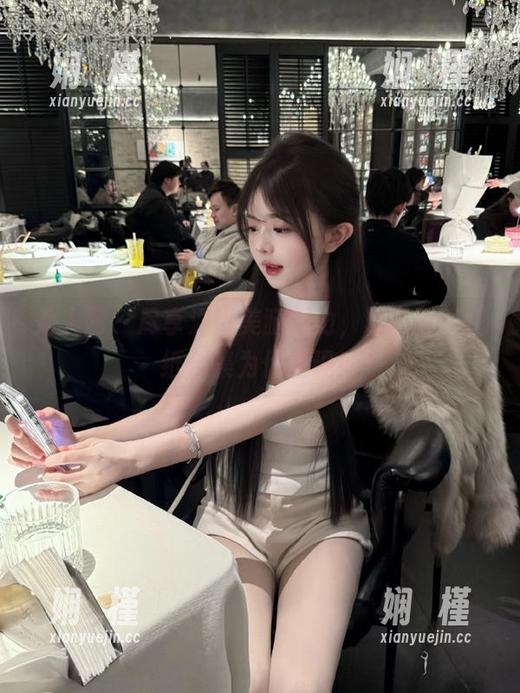 秀人网 - 尽享温妮美腿魅力，精彩写真壁纸合集为你呈现！