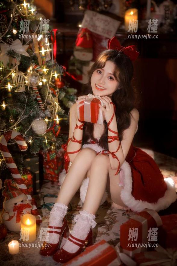 秀人网 - 精选图片集：糯美子mini的黑丝肚兜儿，完美诠释性感与优雅的结合