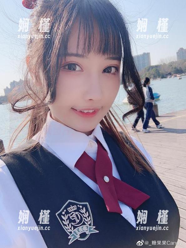糖果果Candy的摄影艺术：探索八重神子的唯美图片，下载享受独特魅力！