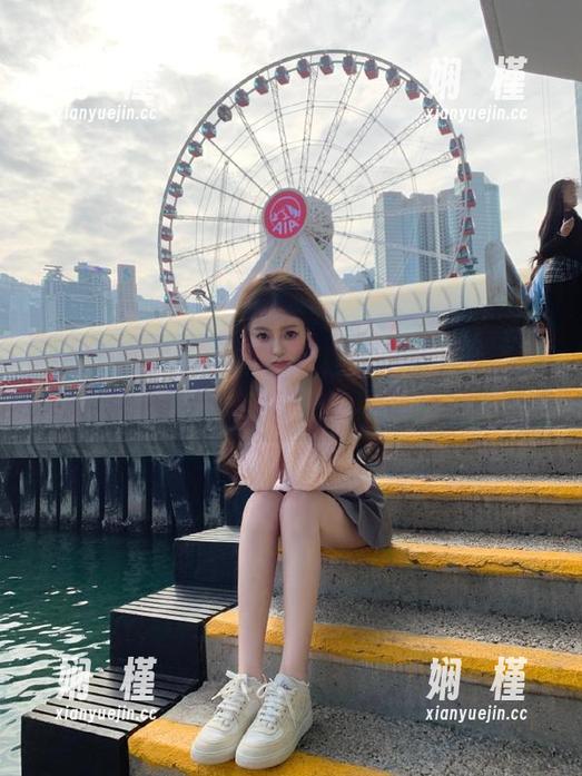 微密圈 - 最新写真来袭：葛征在丝袜制服中释放独特气质与风情