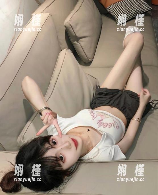 袜啵啵 - 在线分享小沫黑色运动鞋写真，唤醒你心中的运动激情与时尚灵感！