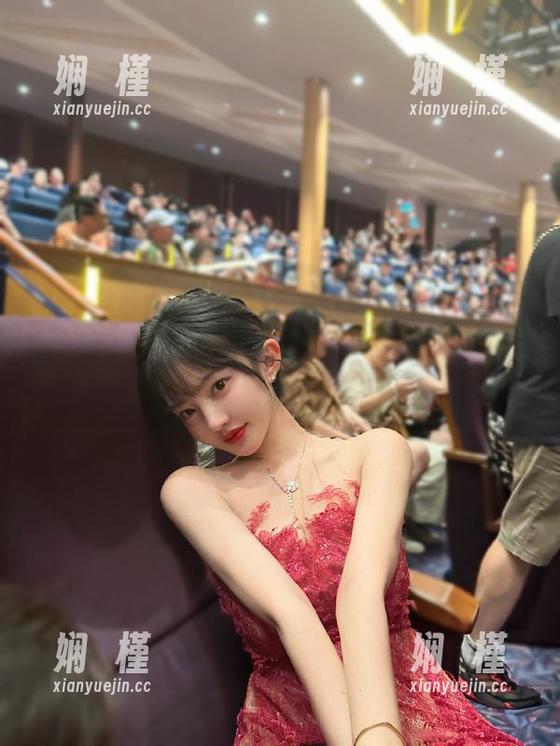 袜啵啵 - 芝士厚黑丝写真花絮版，赋予你的壁纸不可思议的创意与风情！