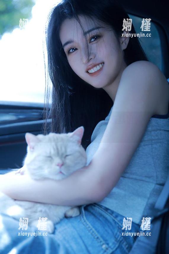 袜涩 - 充满梦幻色彩：莎莎灰丝出镜的可爱写真套图在此！