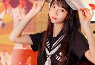 铁轨成片中的西瓜少女：高清写真呈现独特的青春气息