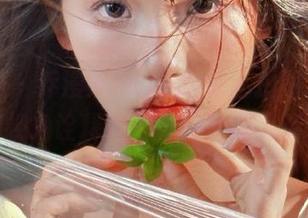 语画界 - 乔漫妮mina浴缸私拍图包，独特视角诠释水中女性的动人姿态