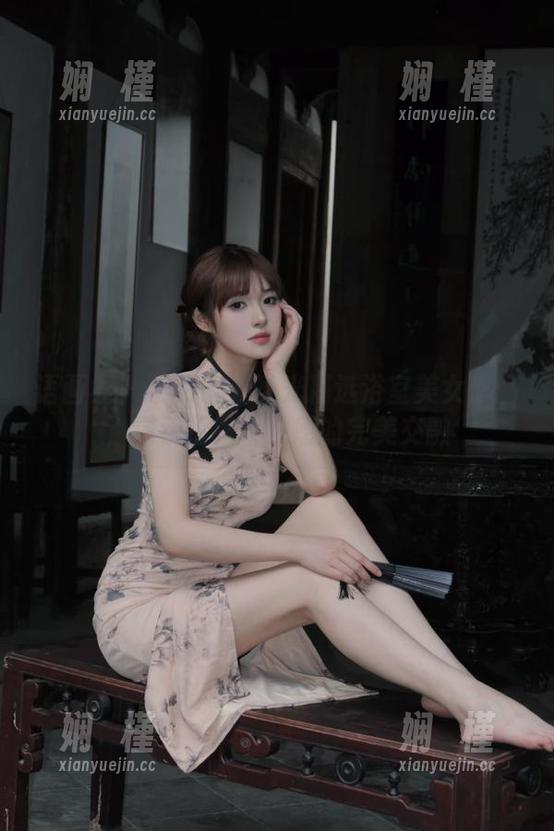 语画界 - 小热巴无圣光精选浴室美女作品，揭示优雅与性感的完美交融