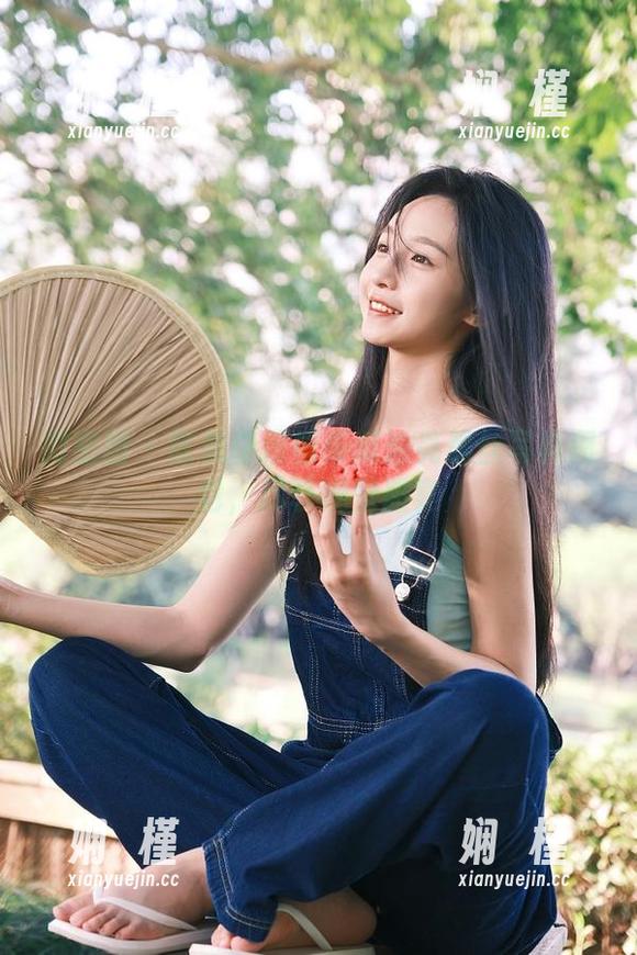 微密圈 - 陈佩奇倾情奉献油亮黑丝写真图包，尽享视觉盛宴