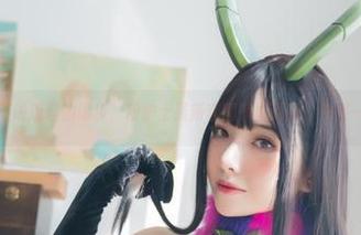 追随雯妹不讲道理的脚步，粉护士最新套图即将更新，快来一睹为快！