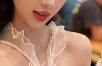 与风之领域一起畅游粉色吊带睡衣的甜美世界，尽情下载你的专属套图！
