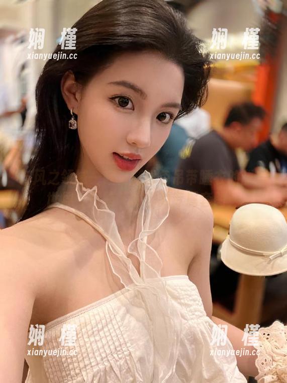 与风之领域一起畅游粉色吊带睡衣的甜美世界，尽情下载你的专属套图！