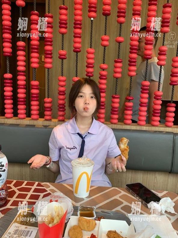 魅妍社 - 孙梦瑶V短裙魅力写真作品：她在图库中的每一个动人姿态