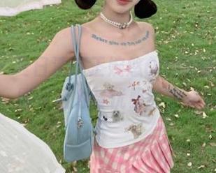 魅妍社 - 夏日清凉王婉悠Queen泳池美图套图,展现活力与优雅的完美结合!