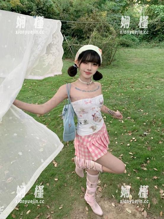 魅妍社 - 夏日清凉王婉悠Queen泳池美图套图，展现活力与优雅的完美结合！